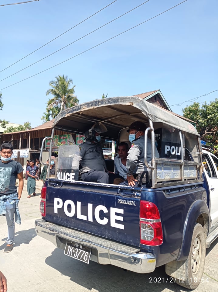 သံတွဲတွင် ဆန္ဒပြနေသူသူများကို ရဲက ကားဖြင့်ဝင်တိုက် ဖြိုခွဲ