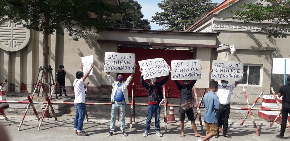 မြန်မာ့အရေးဝင်မစွက်ရန် တရုတ်သံရုံးကို ဆန္ဒပြ