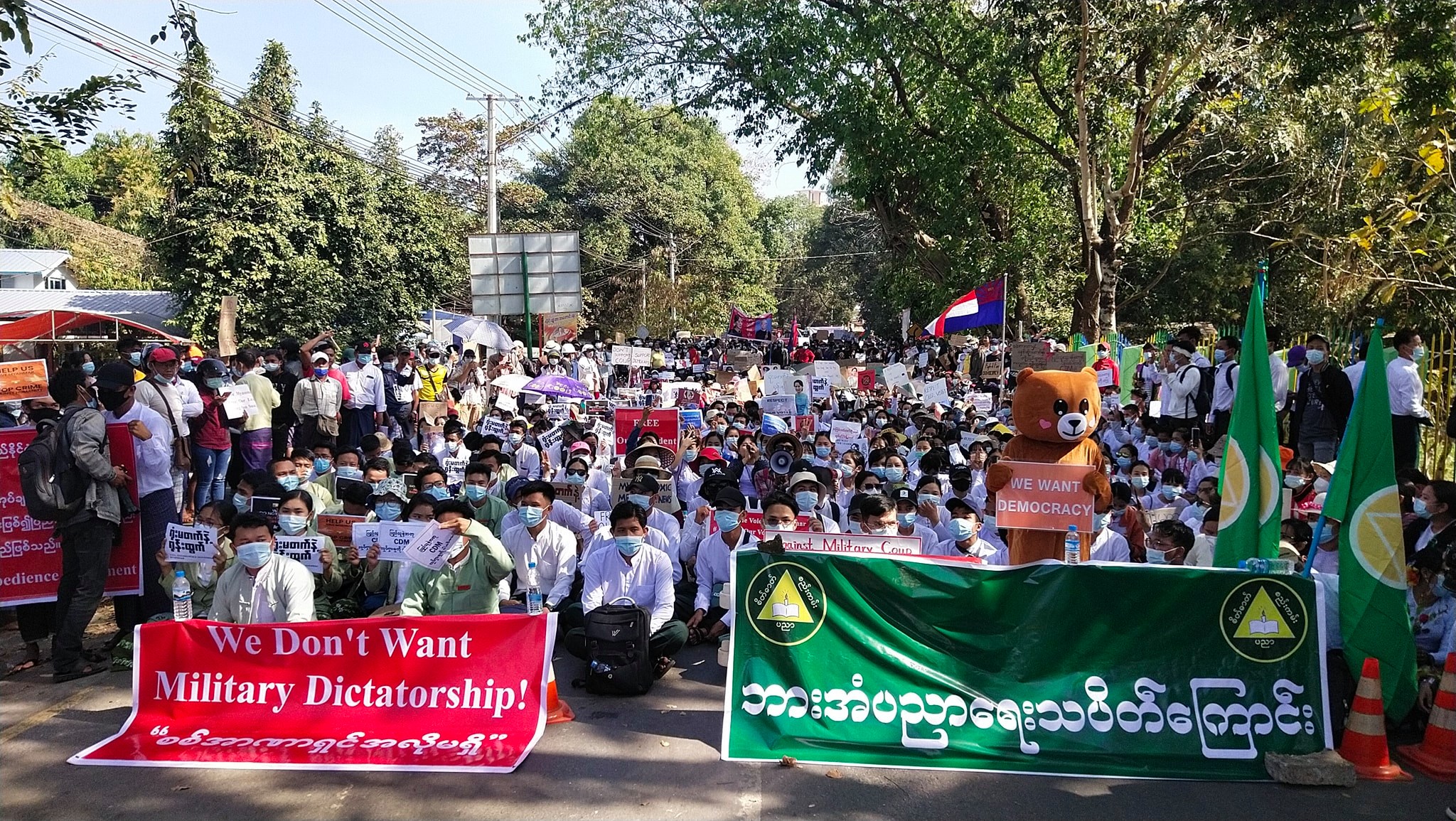 ဘားအံတွင် လူစုလူဝေးမလုပ်ရန် ရဲတပ်ဖွဲ့က လိုက်လံသတိပေးနေ၊ အင်အားသိန်းချီ ဆက်လက် ဆန္ဒပြ
