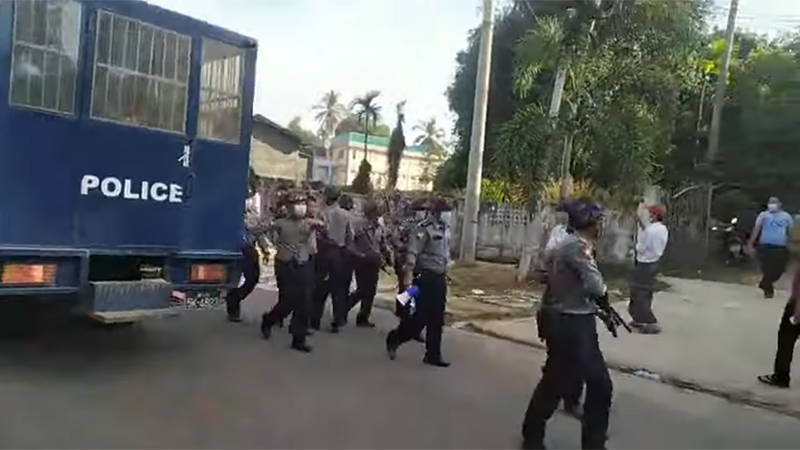 မော်လမြိုင်တွင် ရဲနှင့် ဆန္ဒပြပြည်သူ အဓိကရုဏ်းဖြစ်ပွား၊ ဖမ်းဆီးခံရသူ ၉ ဦး လွတ်မြောက်