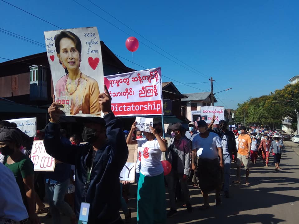 ရေးမြို့ စစ်အာဏာရှင်ဆန့်ကျင်ရေးတွင် မြန်မာ-မွတ်စလင် လူငယ်များ ပါဝင်ဆန္ဒပြ