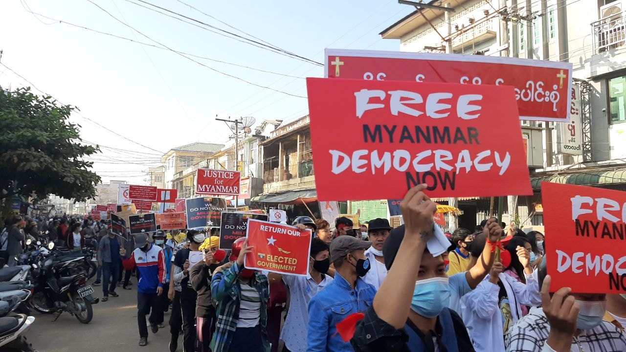 ပုသိမ်တွင် အင်အား ၂ သိန်းကျော် ဆန္ဒပြ၊ မမြသွဲ့သွဲ့ခိုင်အတွက် စက္ကန့် ၂၀ ငြိမ်သက်
