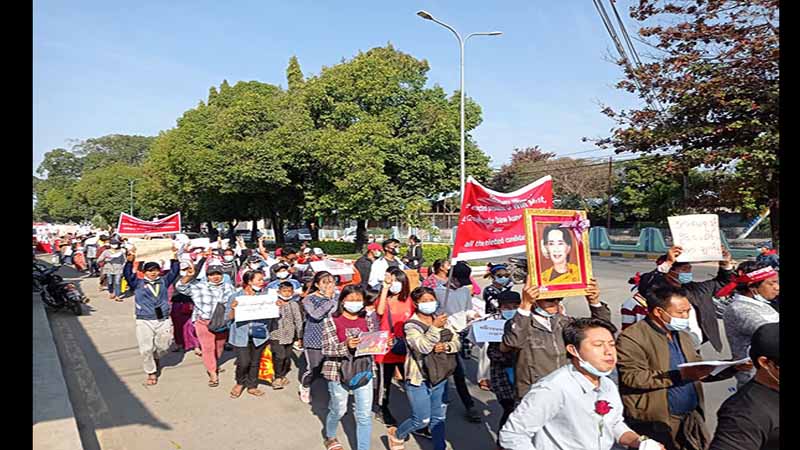 မြစ်ကြီးနားတွင် စစ်အာဏာရှင်အလိုမရှိကြောင်း ဒေသခံသိန်းချီ ဆန္ဒပြ