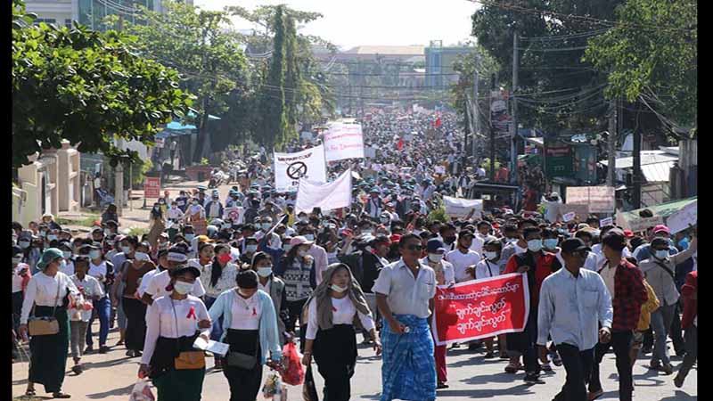 မြိတ်ဆန္ဒပြပွဲ ပြည်သူသိန်းချီပါဝင်၊ ညအချိန်ဖမ်းဆီးမှုများကိုတားဆီးရန် ပြည်သူများ လုံခြုံရေး ချထားမည်