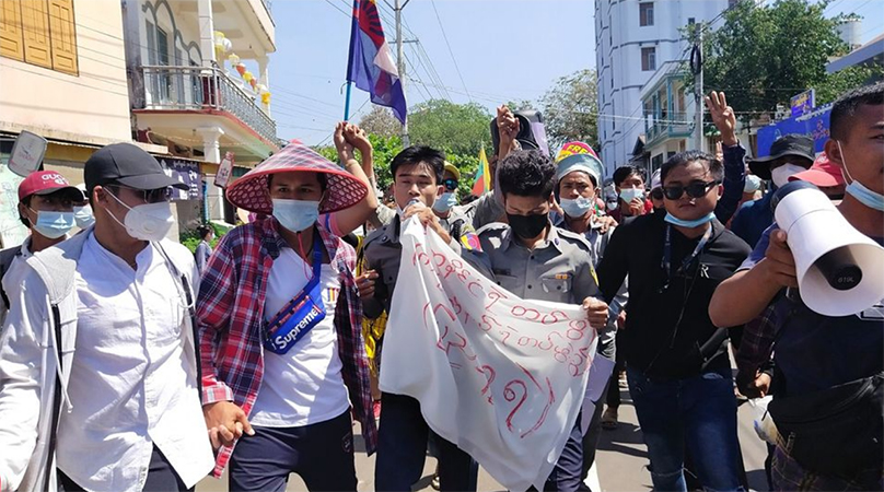 ဘားအံမြို့တွင် အင်အား သိန်းချီဆန္ဒပြ၊ ရဲတပ်ဖွဲ့ဝင် ၂ ဦး ပူးပေါင်းပါဝင်လာ