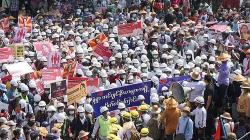 ဗိုလ်ချုပ်မွေးနေ့ အထိမ်းမှတ်အဖြစ် မုံရွာမြို့တွင် ပဲပြုတ်နံပြား ဝေငှ
