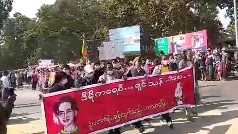 ကသာမြို့တွင် စစ်အာဏာရှင်ဆန့်ကျင်ရေး ဝန်ထမ်းနှင့်ပြည်သူသောင်းချီ ဆန္ဒပြ