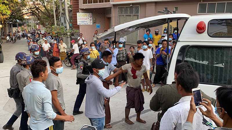 မိတ္ထီလာတွင် တပ်မတော်ထောက်ခံသူများနှင့် စစ်အာဏာရှင်ဆန့်ကျင်ရေး ဆန္ဒပြသူများ ခိုက်ရန်ဖြစ်