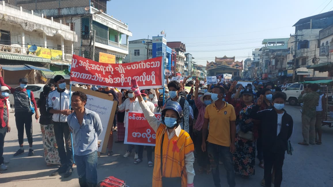 မြန်မာ-ထိုင်းချစ်ကြည်ရေး တံတားအမှတ် (၁) ရှေ့ အင်အား ထောင်ချီဆန္ဒပြ