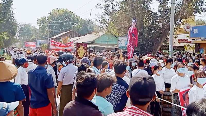 ရေစကြိုဆန္ဒပြပွဲ ပညာရေးဝန်ထမ်းအားလုံးနီးပါး ပါဝင်လာပြီး အင်အား ၃ သိန်းခန့်ရှိ