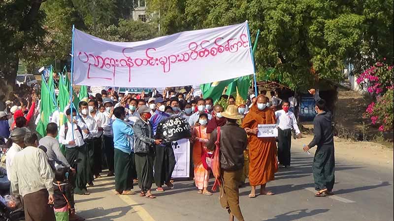 ယင်းမာပင်တွင် အင်အားသိန်းချီ ဆန္ဒပြ၊ CDM မပါသေးသည့် ဝန်ထမ်းများကို ဖိတ်ခေါ်
