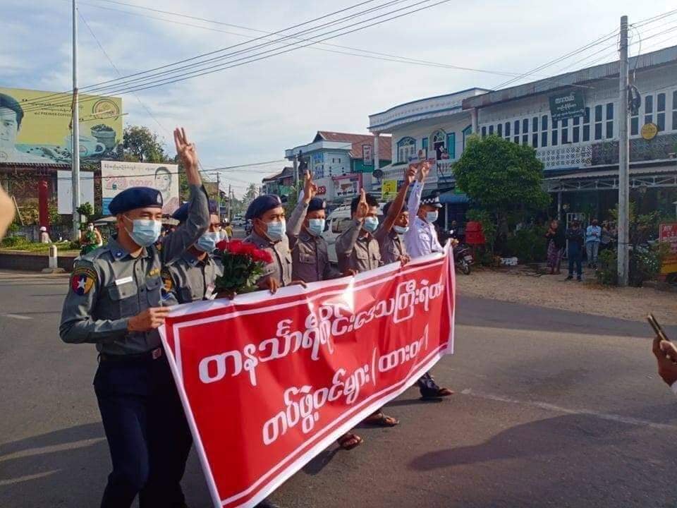 ထားဝယ်မြို့တွင် အင်အား ၂ သိန်းကျော် ဆန္ဒပြ၊ ရဲတပ်ဖွဲ့ဝင်အချို့ ပူးပေါင်းပါဝင်လာ