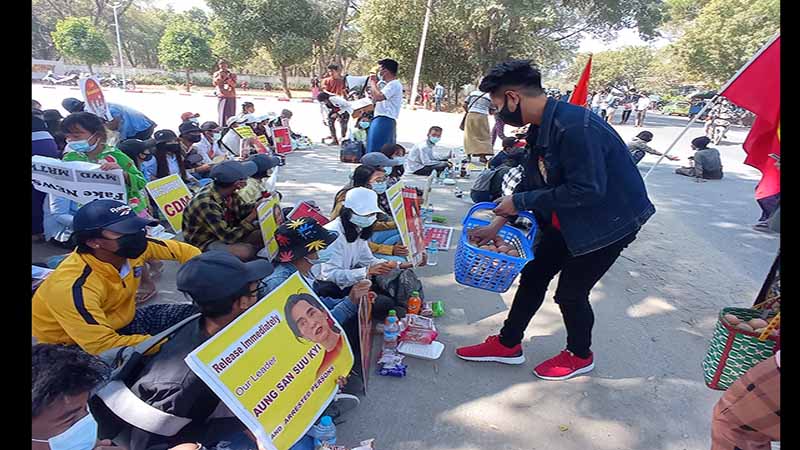 မကွေးမြို့တွင် အင်အားသိန်းချီ ဆန္ဒပြ၊ CDM ပါဝင်သည့် ဝန်ထမ်းများ အလုပ်ရပ်နားခံနေရ