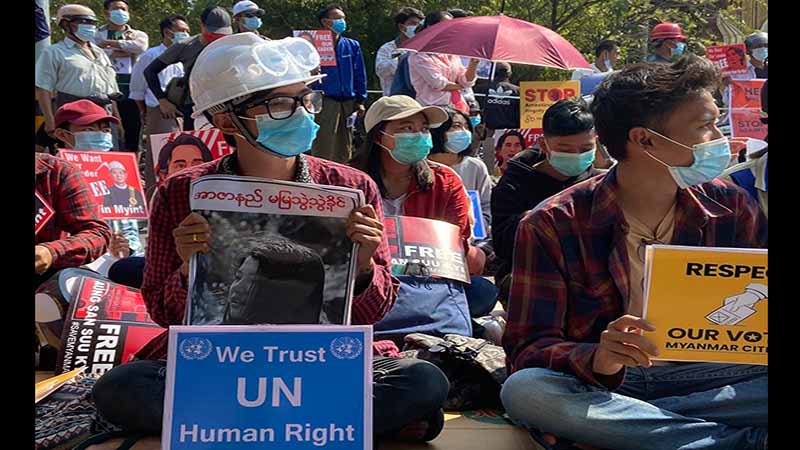 ဒီမိုကရေစီအရေးတွင် ကျဆုံးခဲ့သည့် မမြသွဲ့သွဲ့ခိုင်အတွက် ၁ မိနစ်ငြိမ်သက် အလေးပြု