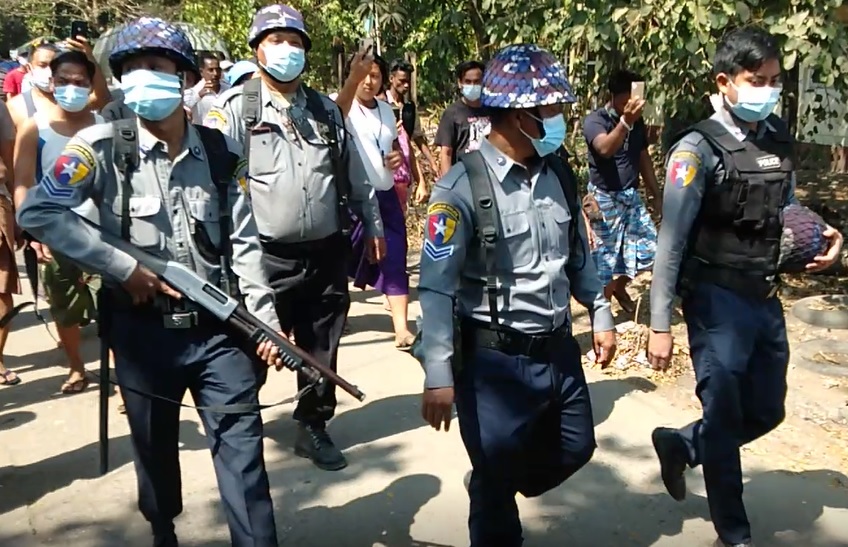 မလွှကုန်း CDM မီးရထားဝန်ထမ်းများကို ရဲတပ်ဖွဲ့က လာရောက်ဖမ်းဆီးစဉ် ပြည်သူလူထုက တားဆီး (ဓာတ်ပုံ)