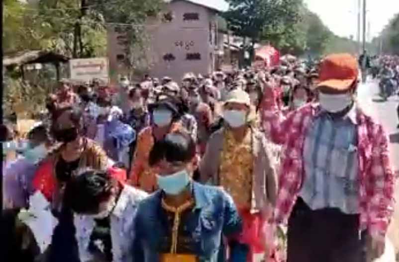 ဝမ်းတွင်းတွင် အလွှာပေါင်းစုံ အင်အားသောင်းချီ တက်ကြွစွာ ဆန္ဒပြ