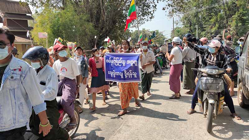 ပုသိမ်တွင် တပ်မတော်ထောက်ခံအင်အားပြသူများကို ဆန့်ကျင့်ရေးအဖွဲ့က သံပုံးတီးမောင်ထုတ်