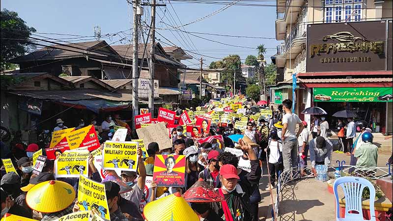 စစ်အာဏာရှင်အလိုမရှိကြောင်း ဘားအံဆန္ဒထုတ်ဖော်ပွဲကို ရဲအင်အားသုံး လမ်းပိတ်ဆို့