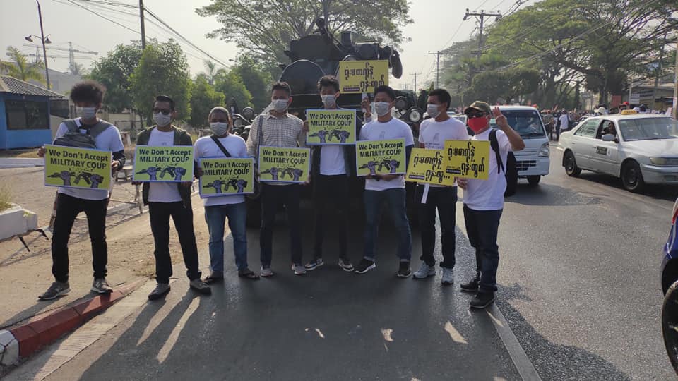 ဗဟိုဘဏ်ရှေ့ ဆန္ဒပြပြည်သူများအနီး လက်နက်ကိုင် စစ်တပ်များချထား