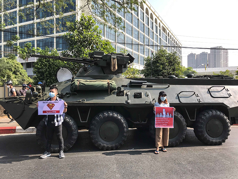ဗဟိုဘဏ် ရန်ကုန်ဘဏ်ခွဲရှေ့ တင့်ကားနှင့် လက်နက်ကိုင်တပ်ဖွဲ့များ လုံခြုံရေးယူထား‌ (ဓာတ်ပုံ)