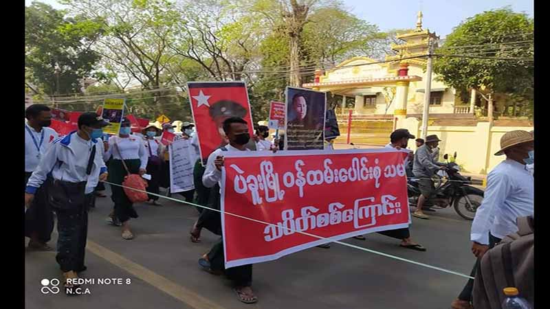ပဲခူးမြို့တွင် ဆန္ဒပြည်သူအချို့ကို  စစ်တပ်နှင့်  ရဲတပ်ဖွဲ့က စစ်ဆေး