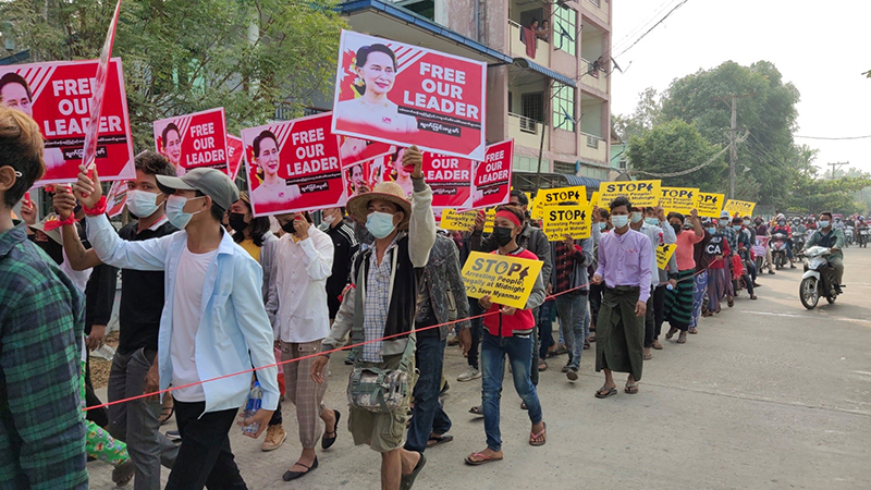 ပုသိမ်တွင် ဒီမိုကရေစီပြန်လည်ရရှိရေး ဝန်ထမ်းနှင့်ပြည်သူ ပူးပေါင်းအင်အား သိန်းချီ ဆန္ဒပြ