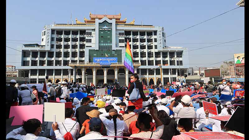 မန္တလေးမြို့တွင် ဌာနဆိုင်ရာ ဝန်ထမ်းပေါင်းစုံ  ထိုင်သပိတ် စတင်