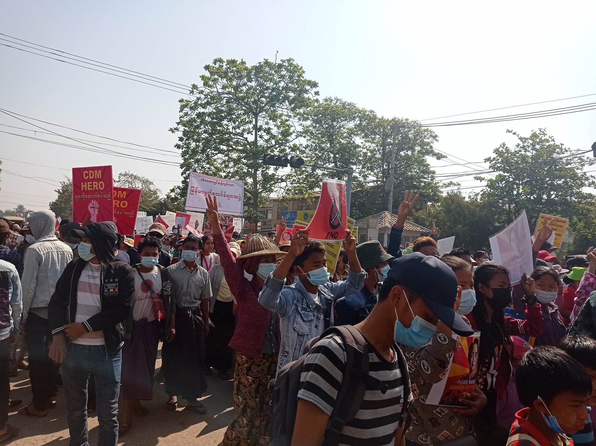 မကွေးမြို့၌ ရဲတပ်ဖွဲ့က ပိတ်ဆို့တားဆီးနေသော်လည်း မြို့ခံလူထု သိန်းချီဆန္ဒပြ