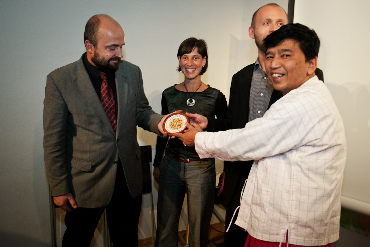 ဦးမင္းကုိနုိင္ Homo Homini Award ဆု ရ႐ွိ