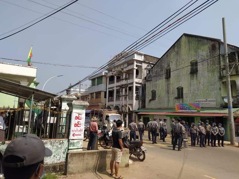 မြောင်းမြ မြန်မာ့စီးပွားရေးဘဏ်ကို စစ်တပ်နှင့် ရဲဝင်စီး၊ သေနတ်သံထွက်ပေါ်