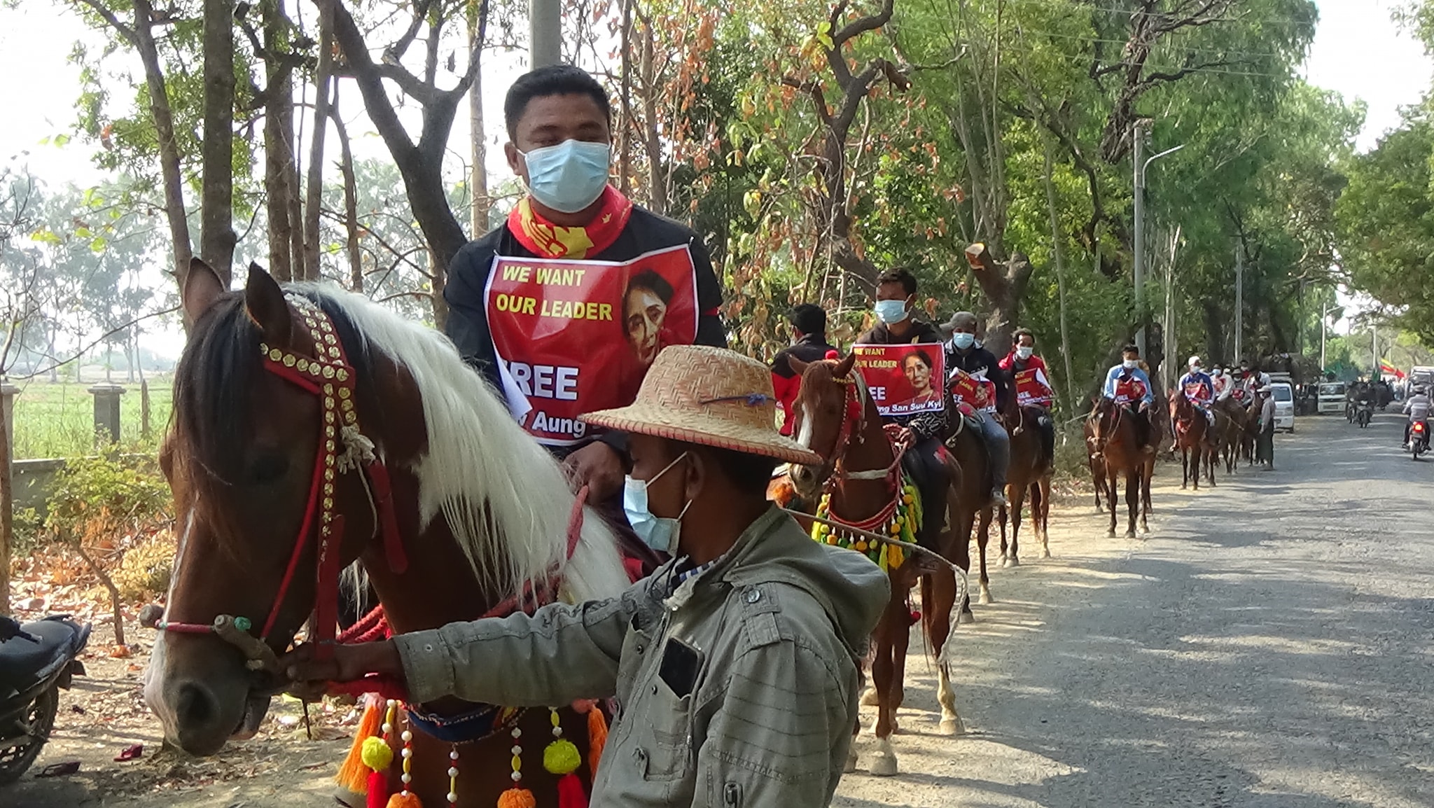 ယင်းမာပင်မြို့တွင် အာဏာသိမ်းစစ်အစိုးရကို စီး​တော်မြင်းများနှင့်အတူ ဆန္ဒပြ
