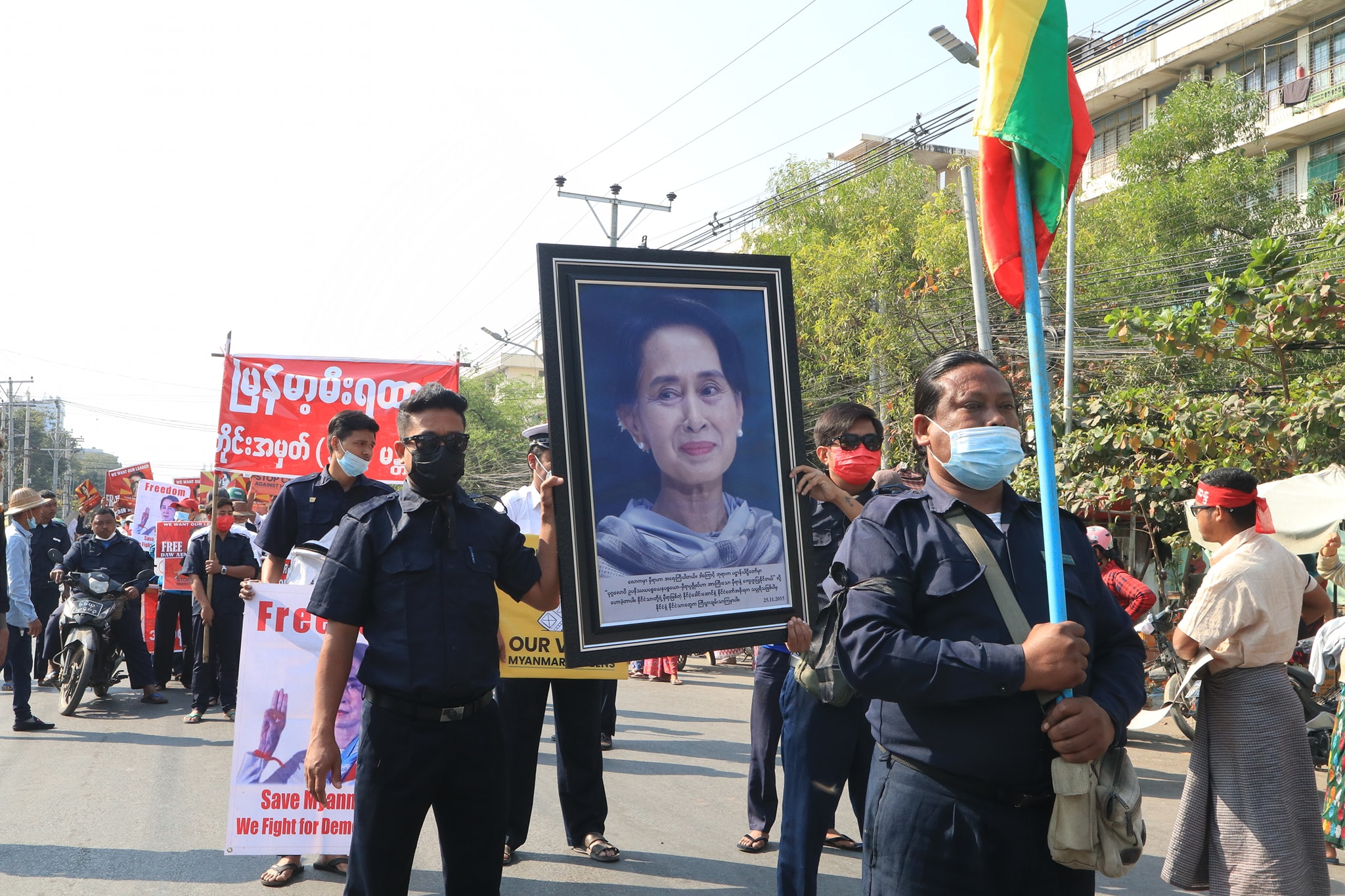 မန္တလေးတွင် မီးရထားဝန်ထမ်းများ CDM လုပ်ဆောင်၊ တောင်သူများ လယ်ထွန်စက်စီးပြီး ဆန္ဒပြ