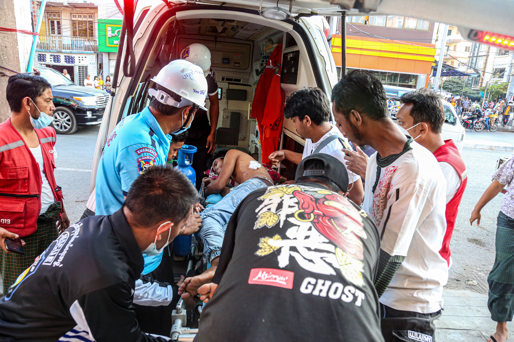 မန္တလေး မြန်မာ့စီးပွားရေးဘဏ်ခွဲ (၁) ရှေ့ ပစ်ခတ်မှုတွင် ဒဏ်ရာရသွားသည့် ပြည်သူများ (ဓာတ်ပုံ)