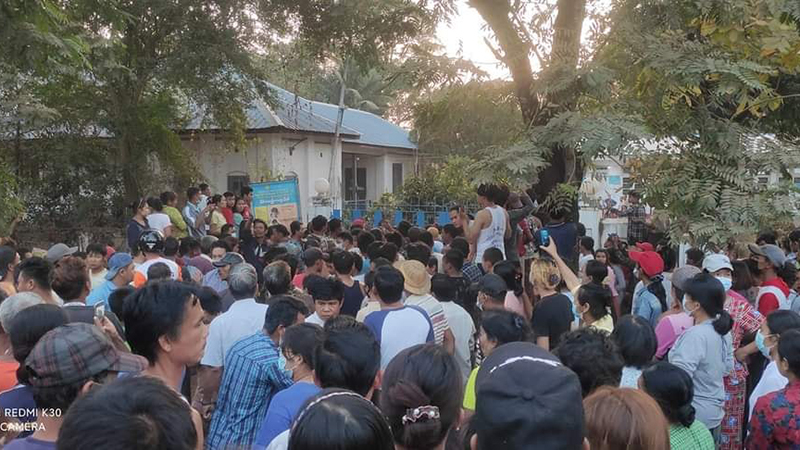 မင်းလှမြို့နယ်ဆေးရုံရှေ့တွင် လူစုလူဝေးဖြစ်ပေါ်