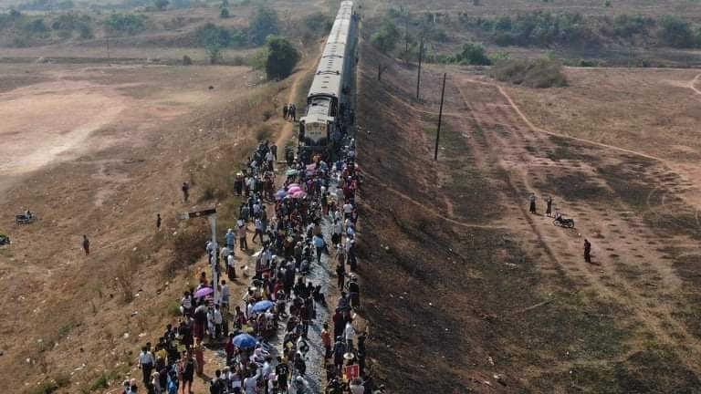 အာဏာပိုင်များဖိအားပေးမှုကြောင့် မော်လမြိုင်မှထွက်ခွာလာသည့် မီးရထားကို လူထုက တားဆီး