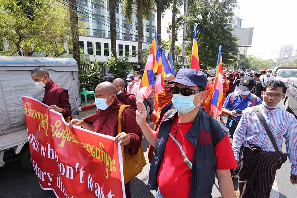 ရန်ကုန်တွင် သံဃာတော်များက အာဏာသိမ်းစစ်အစိုးရကို ဆန့်ကျင်ဆန္ဒပြ  (ဓာတ်ပုံ)
