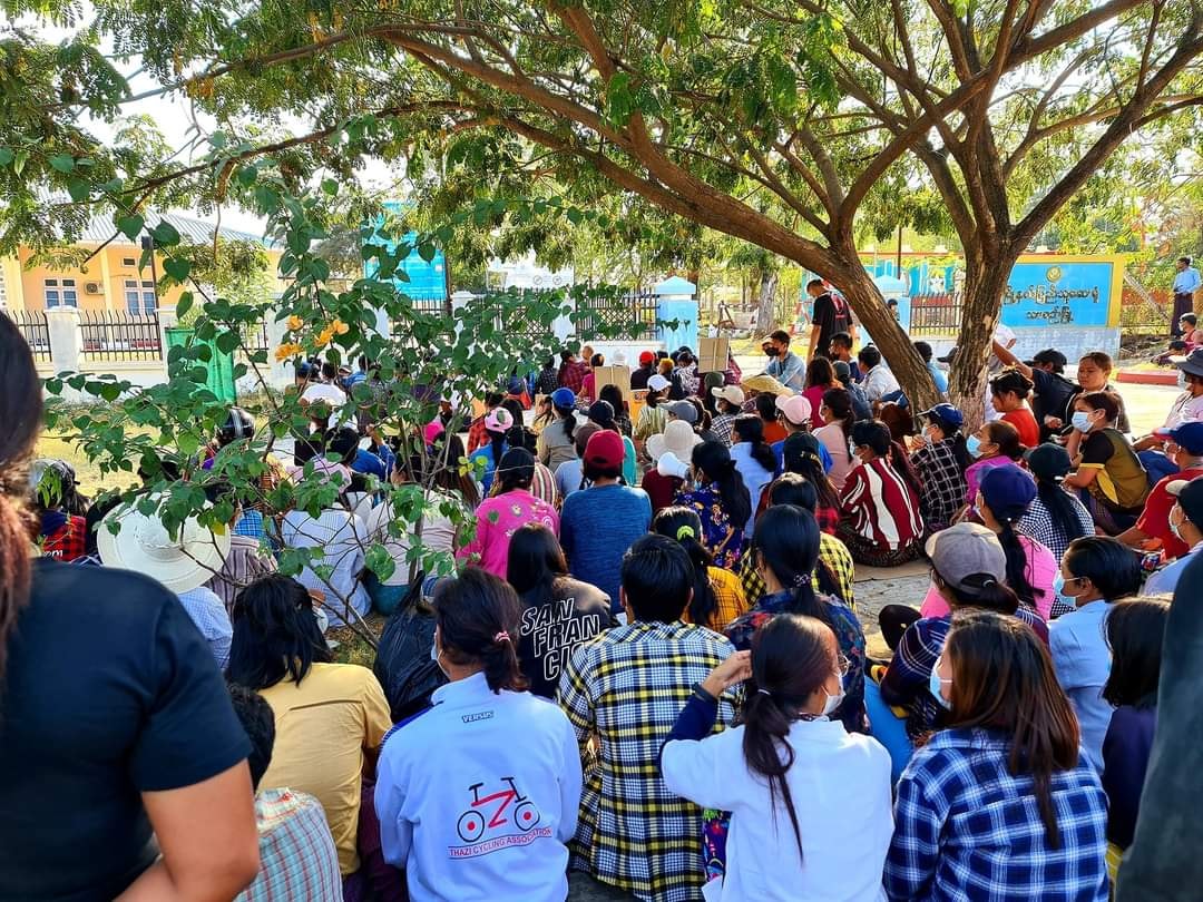 သာစည်ဆေးရုံရောက် တပ်ကျန်းမာရေးအဖွဲ့အား ဒေသခံ အင်အား ၅၀၀ ကျော် ဆန္ဒပြ
