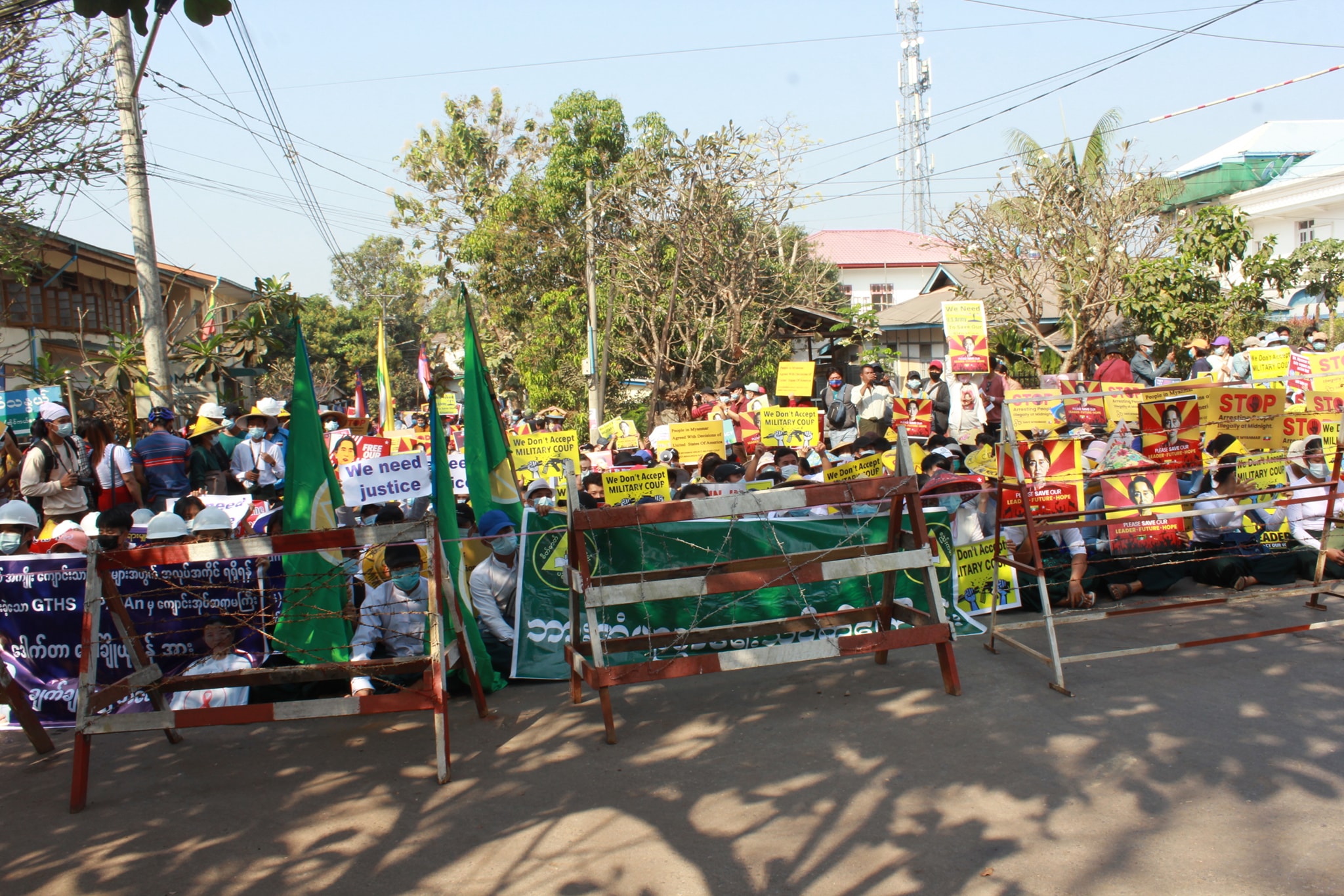 မတရားဖမ်းဆီးခံရသူများကို အမြန်လွှတ်ပေးရန် ဘားအံတွင် ထိုင်သပိတ်ဆန္ဒပြတောင်းဆို