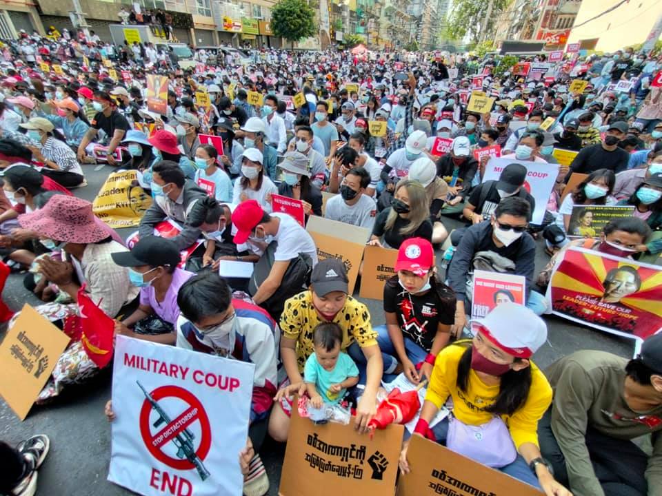 လူပင်လယ်ဖြစ်သွားတဲ့ ရန်ကုန်မြို့လယ်က ဆန္ဒပြပွဲ