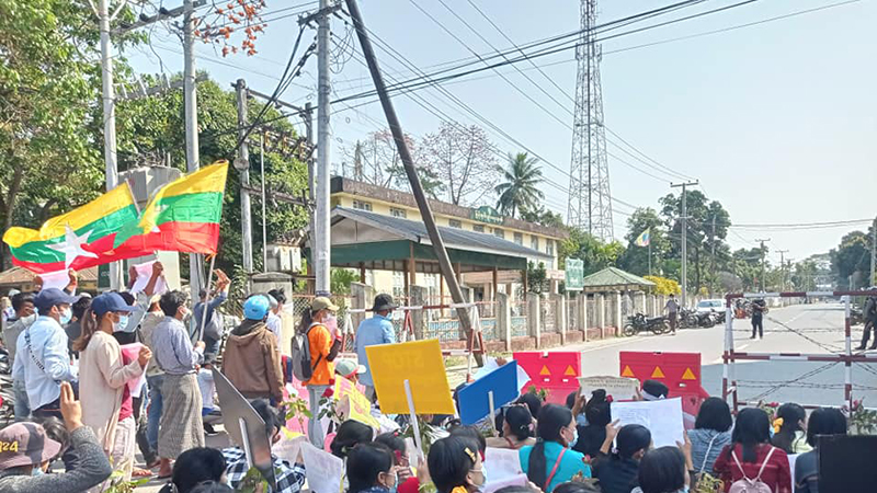စီးပွားရေးဘဏ်ဝန်ထမ်းများ CDM တွင် ပါဝင်လာကြရန် မြစ်ကြီးနားဘဏ်ရှေ့ ဆန္ဒပြတောင်းဆို