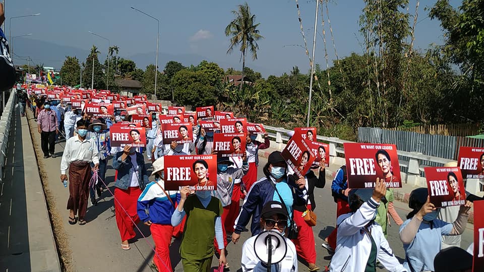 မိုးညှင်းဆန္ဒပြသူများ ထိုင်သပိတ်ဆင်နွှဲပြီး ကျဆုံးသွားသည့် မမြသွဲ့သွဲ့ခိုင်အတွက် ဆုတောင်း