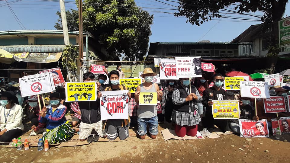 မိုးကောင်း လယ်ဆယ်၀န်ကြီးရုံး​ရှေ့ ပြည်သူများ ထိုင်သပိတ်ဆင်နွှဲ
