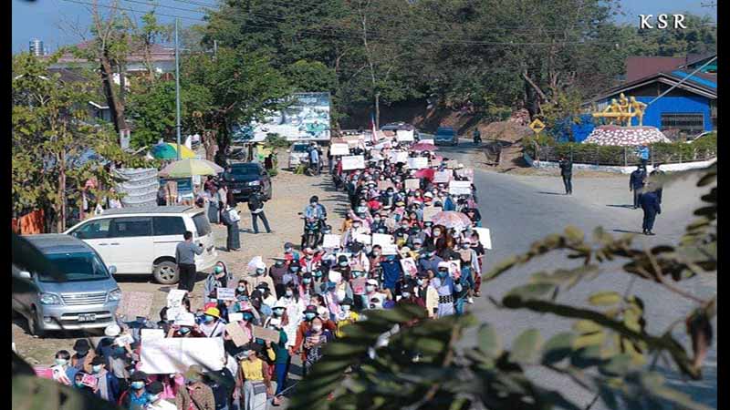 စစ်အာဏာရှင်ဆန့်ကျင်ဆန္ဒပြသည့် ပူတာအို လူငယ်နှင့်CDM ၀န်ထမ်းများ ဖိနှိပ်ခံရ