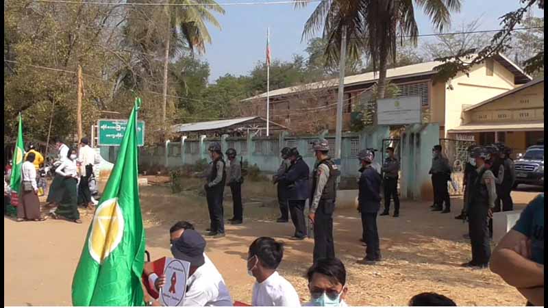 မကွေးတွင် လူ ၃ သိန်းခန့် ဆန္ဒပြ၊ ပညာရေးဝန်ထမ်းများကို ရဲက နေရာရွှေ့ခိုင်း