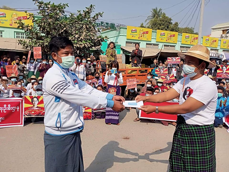 CDM ပါဝင်သဖြင့် ရာထူးယာယီရပ်ဆိုင်းခံရသည့် ချောင်းဦး ဝန်ထမ်း ၂ ဦးကို ဂုဏ်ပြုဆုချီးမြှင့်