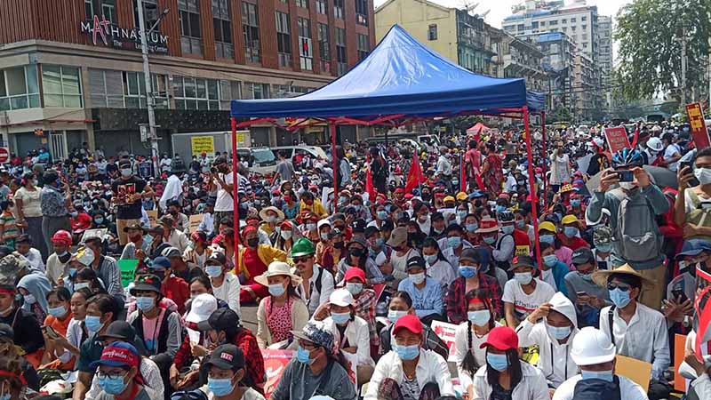 စစ်အာဏာရှင်ဆန့်ကျင်ရေး  ရန်ကုန်တွင် တိုင်းရင်းသားပေါင်းစုံသပိတ်မှောက်  (ဓာတ်ပုံ)