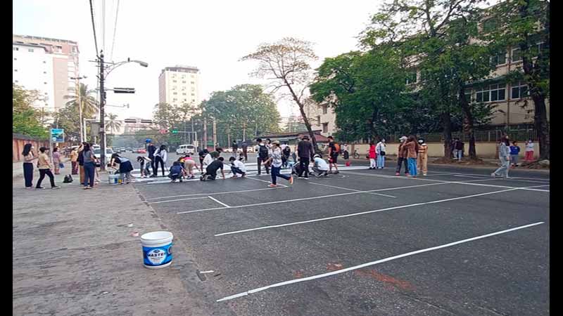 အမျိုးသားစီမံခန့်ခွဲမှုပညာကောလိပ်ရှေ့ Reject Military စာလုံးရေးသားမှု ရဲတပ်ဖွဲ့တားဆီး