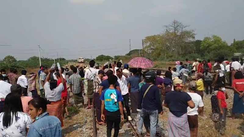 သာစည်ဘူတာကို မီးရထားမဝင်ရန် ပြည်သူလူထုအင်အား ၃၀၀၀ ကျော် ဆန္ဒပြ