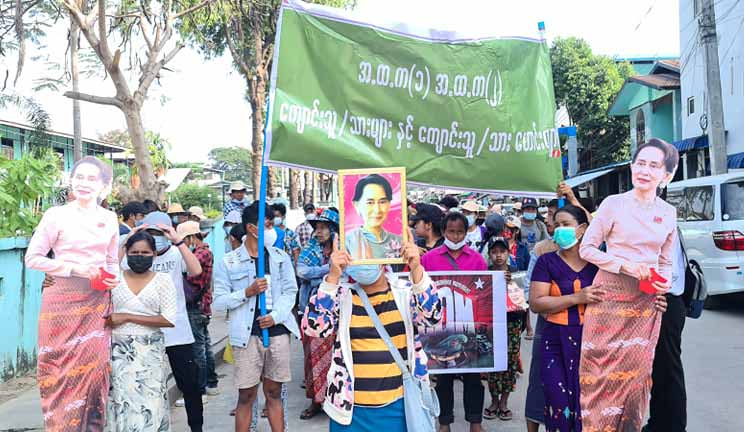 မြဝတီမြို့တွင် စစ်အာဏာရှင်ဆန့်ကျင်ရေး ပြည်သူလူထုဆက်လက် ဆန္ဒပြ