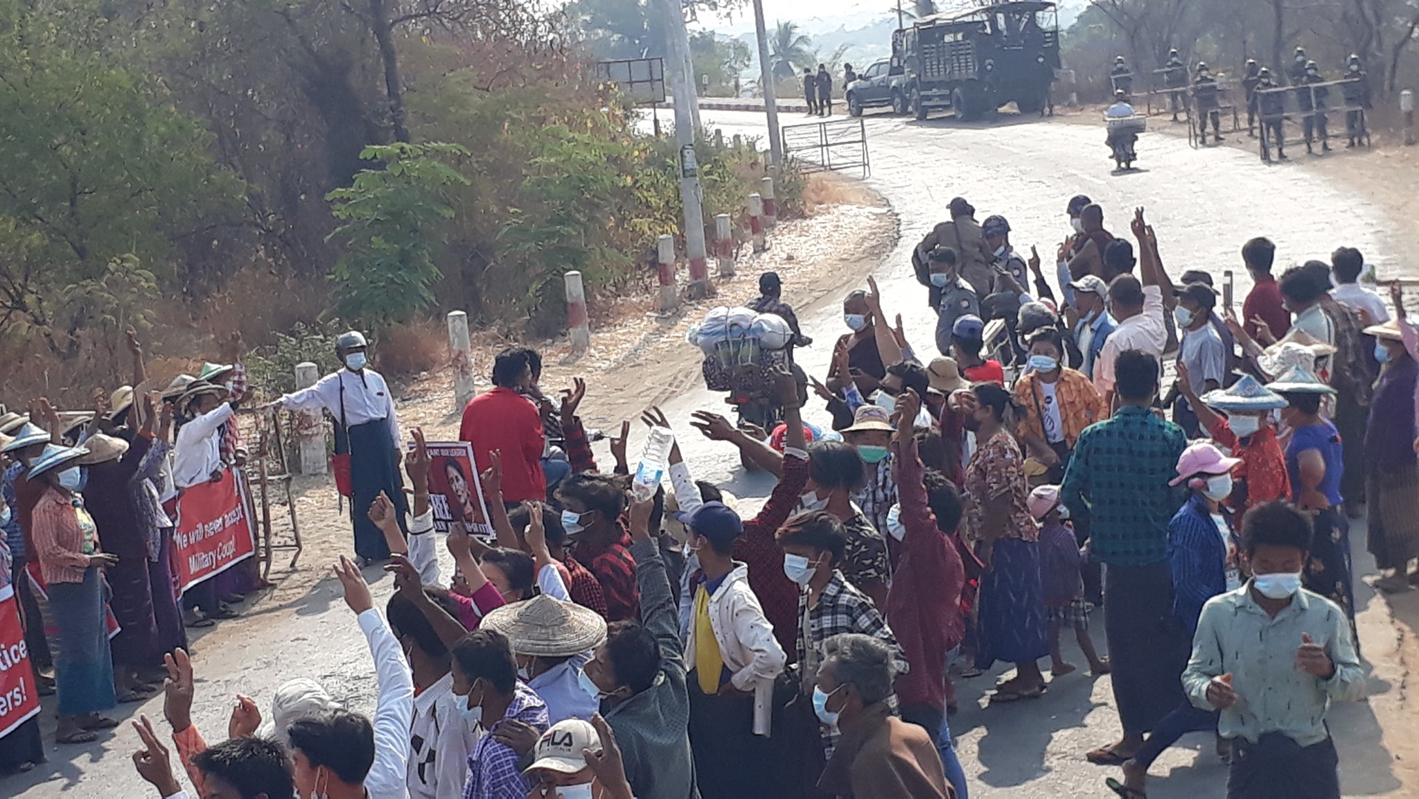 မုံရွာသပိတ်နှင့်ပူးပေါင်းမည့် ယင်းမာပင်ဆန္ဒပြသူများ ချင်းတွင်းတံတား၌ တားဆီးခံနေရ